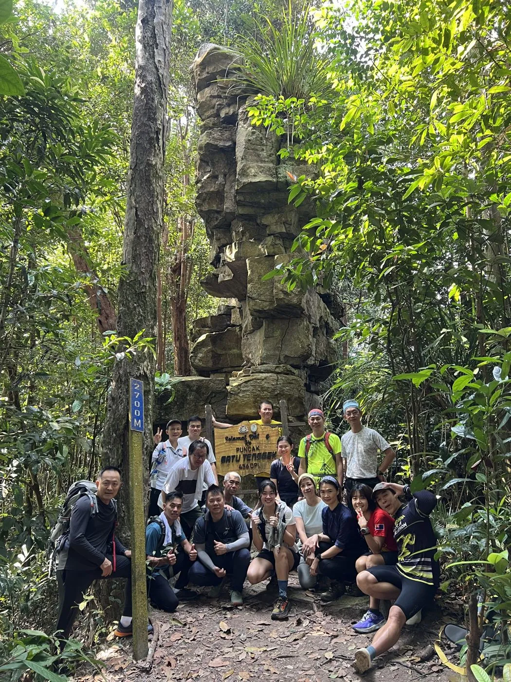 全团在石叠石 Puncak Batu Tenggek 牌子前大合照