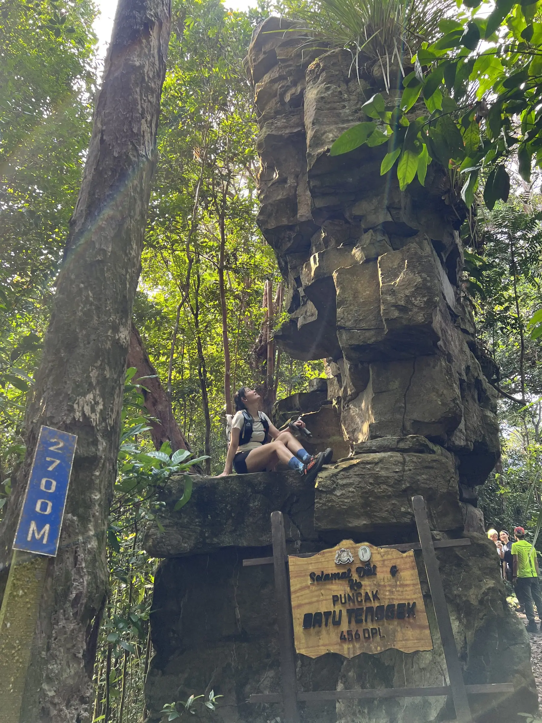 石叠石 Batu Tenggek，两层楼高的天然叠石奇观，团员坐在石上打卡