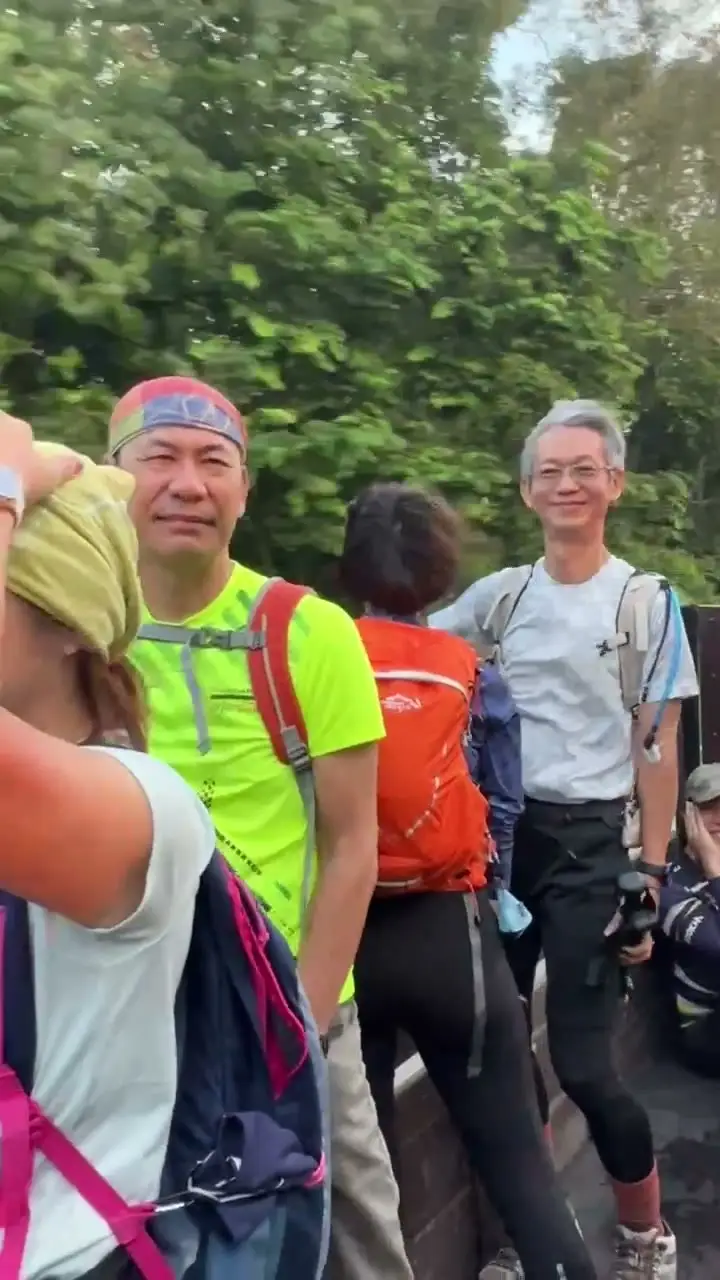 大家一起坐罗里进山，车上笑得很开心