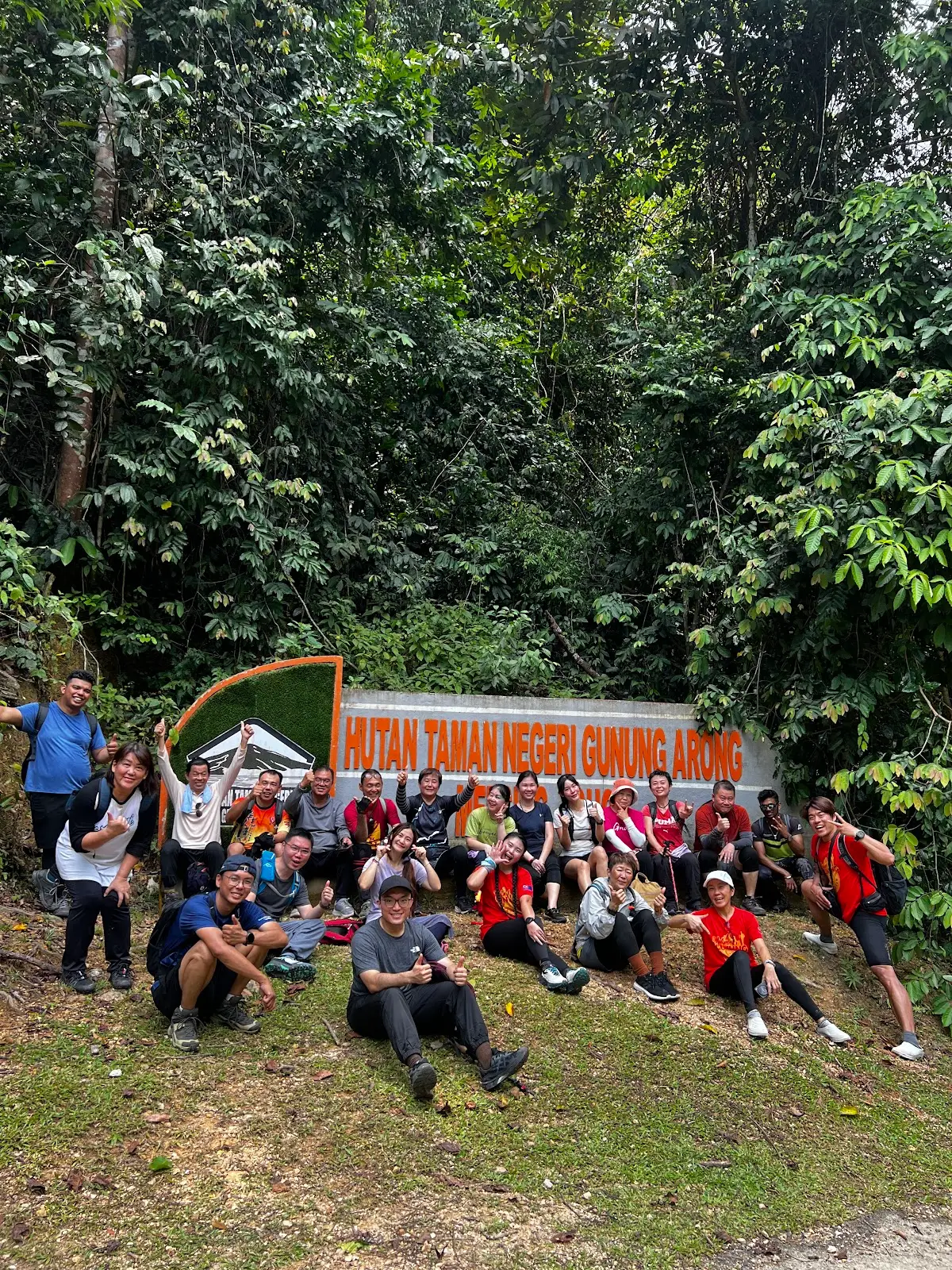 团队在 Hutan Taman Negeri Gunung Arong 入口合照